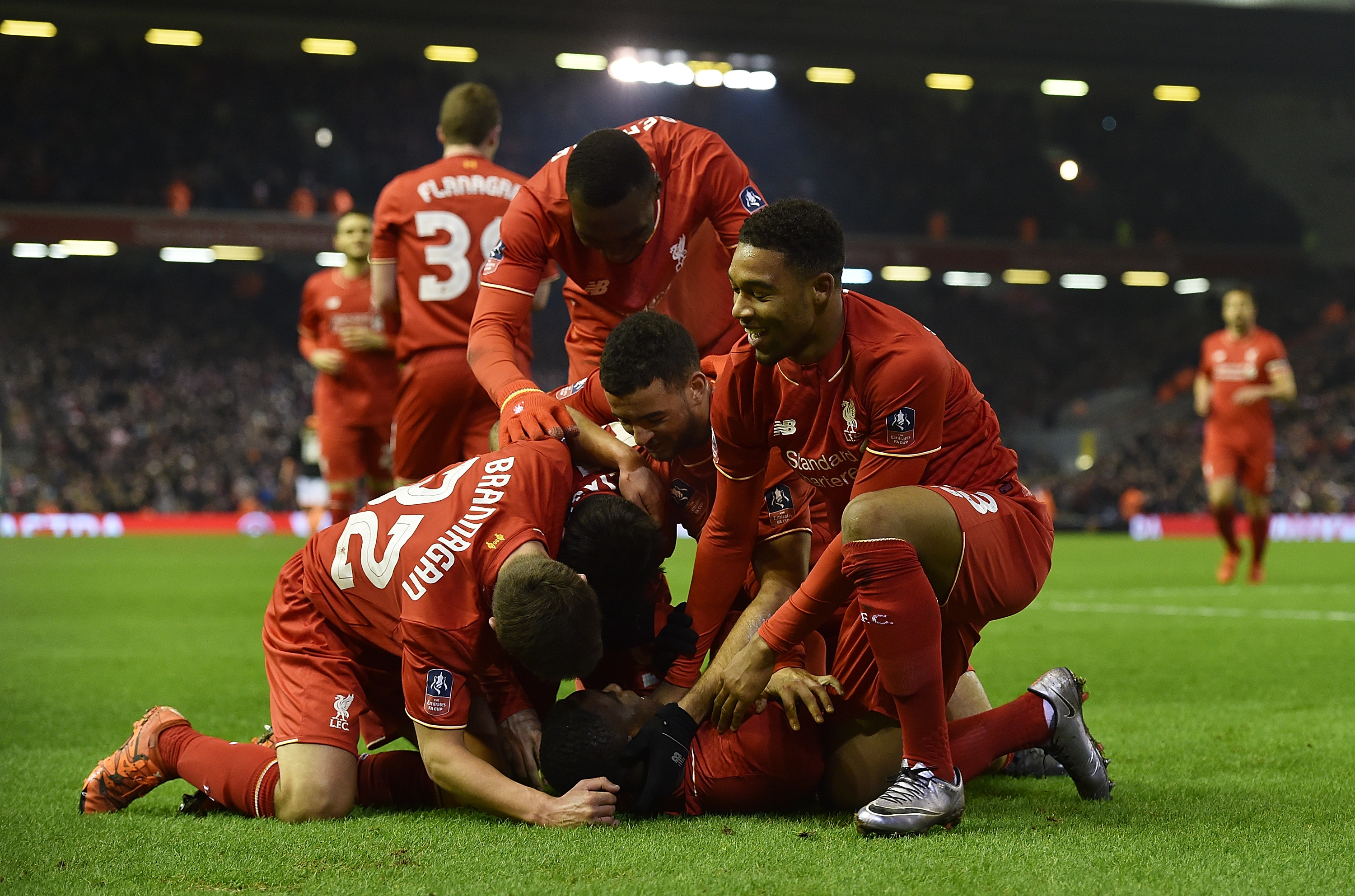 巴萨发布本赛季第四套球衣：纪念20年前的今天客场3-0皇马（为纪念20年前今日客场3比0击败皇马，巴萨推出本赛季第四套球衣）