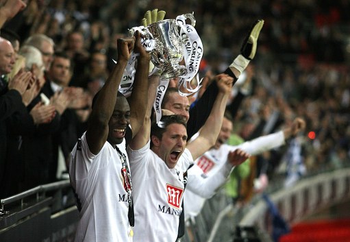 足球国足训练课发生小插曲，球员被逗笑（国足训练课现小趣事，队员忍俊不禁）