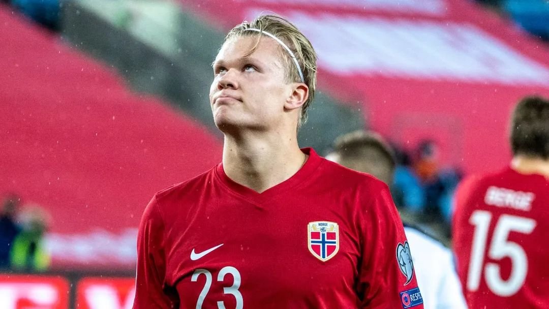 辽宁男篮在CBA杯赛中爆冷输给江苏男篮，外援选择引发争议，球迷对阵容实力和磨合表示不满。