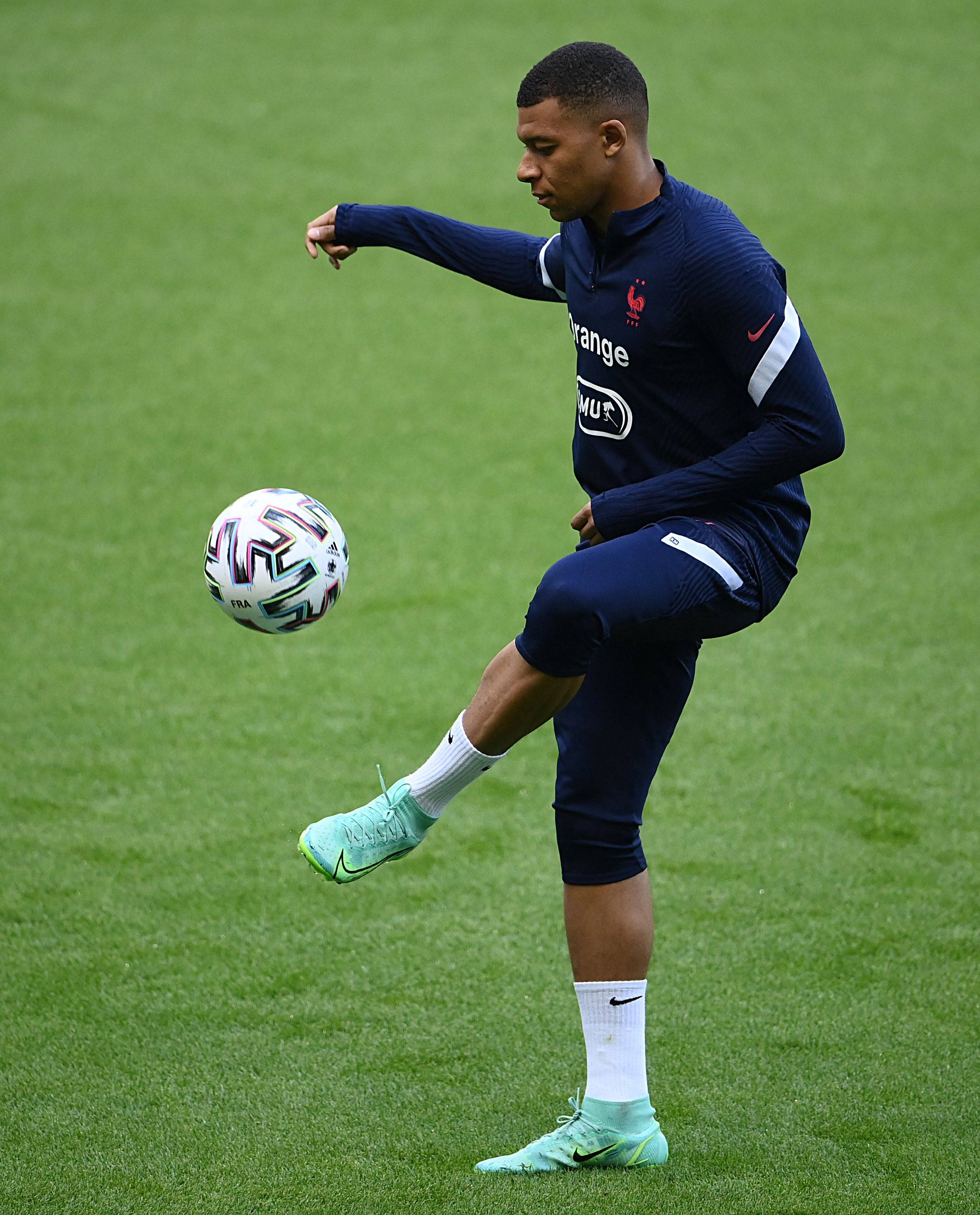 德转统计五大联赛最年长戴帽前10：莱万第8，C罗两度上榜