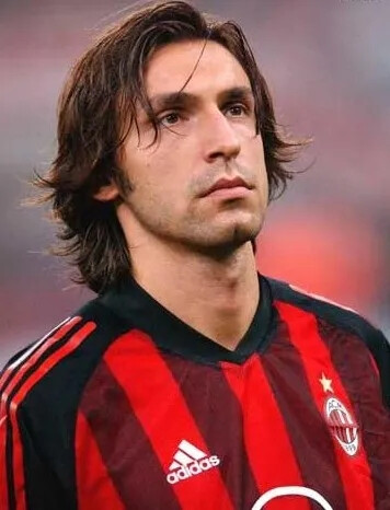 女足英联杯中发生暴力冲突，一名球员抓住对手脖子将其摔倒