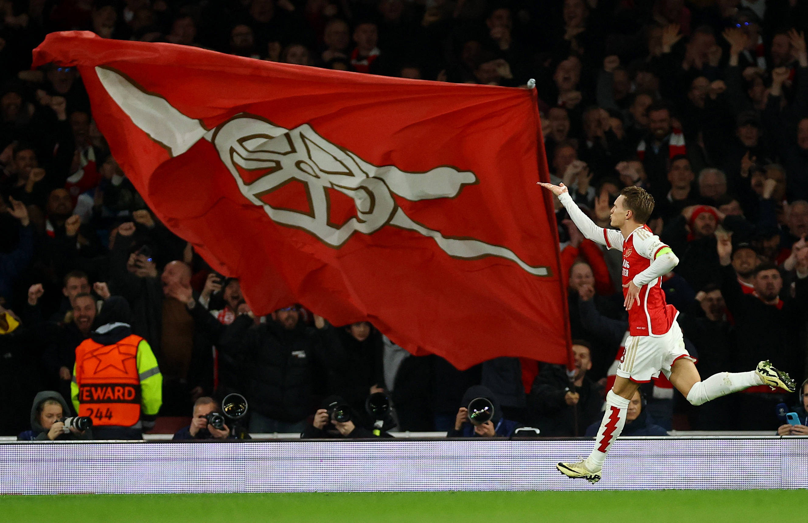 威金顿突破抛传助攻，徐昕空接得分精彩瞬间（威金顿突破抛传妙助，徐昕空接完成精彩得分）