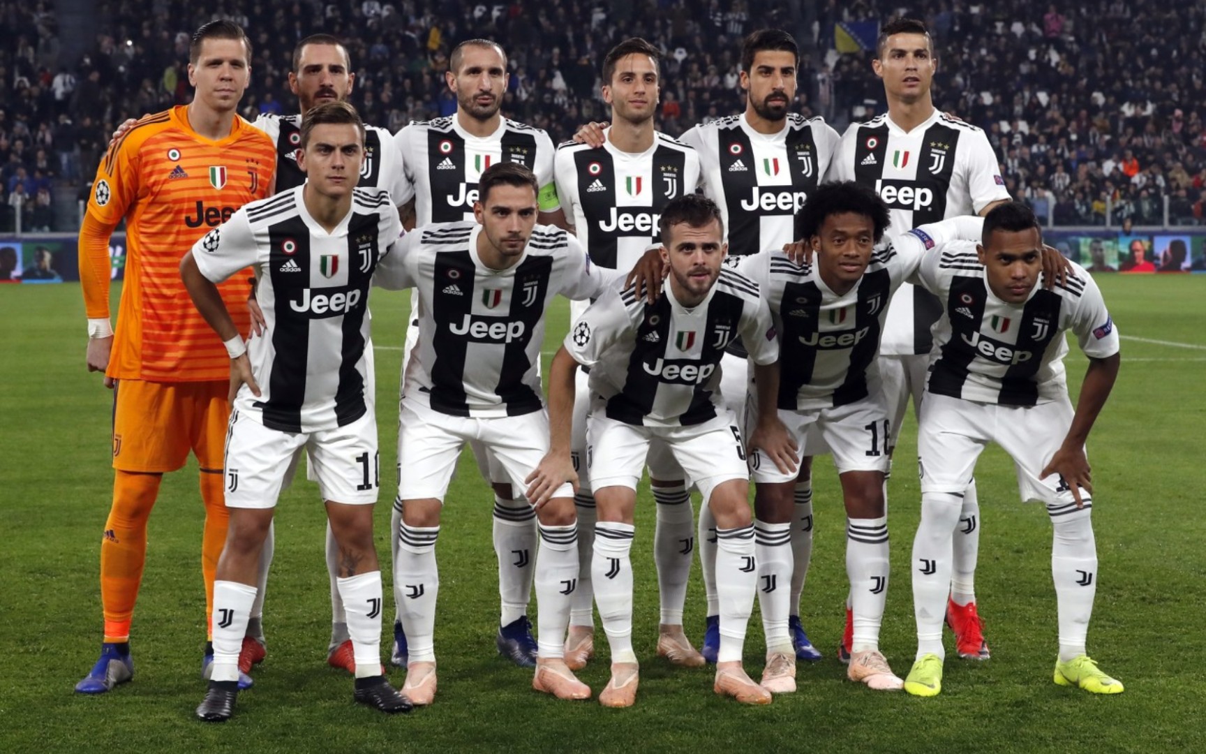 成都蓉城教练组现场观战中韩战，徐正源、金亨镒在场