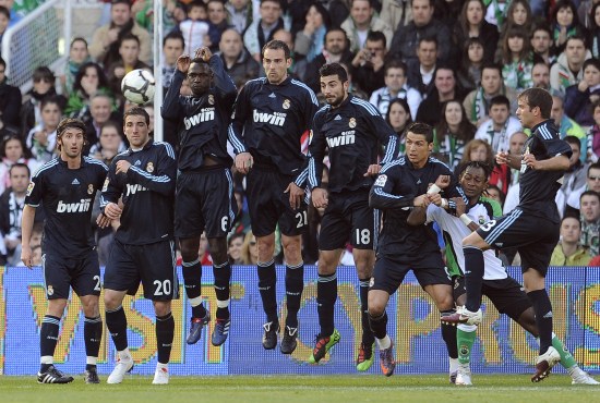 首圈，维斯塔潘起步良好抢到首位，皮亚斯特里挤进内线并过掉诺里斯上至第2，诺里斯第3。