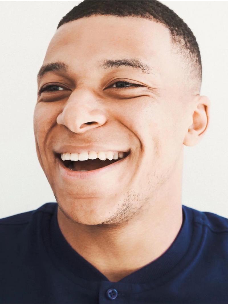 王飞获双料推广人奖，推动中国拳击发展，助力职业拳击繁荣。