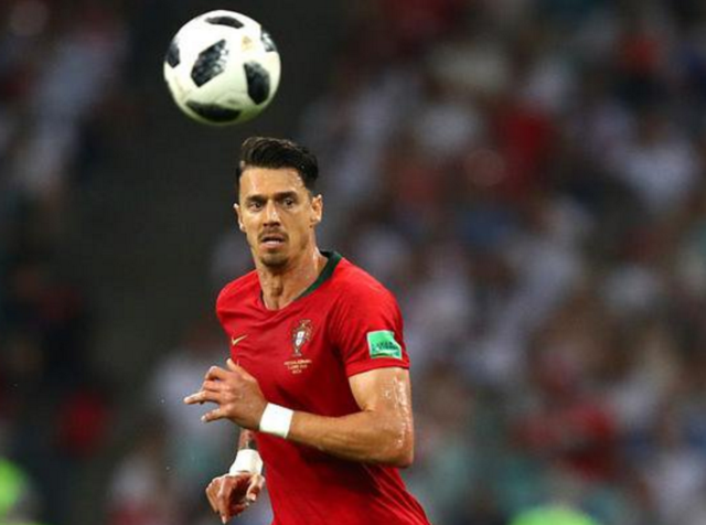 德国杯半场：斯特龙普夫乌龙+染红，斯图加特1-0十人波鸿（德国杯半场战报：斯特龙普夫乌龙+被罚下，十人波鸿0-1落后斯图加特）